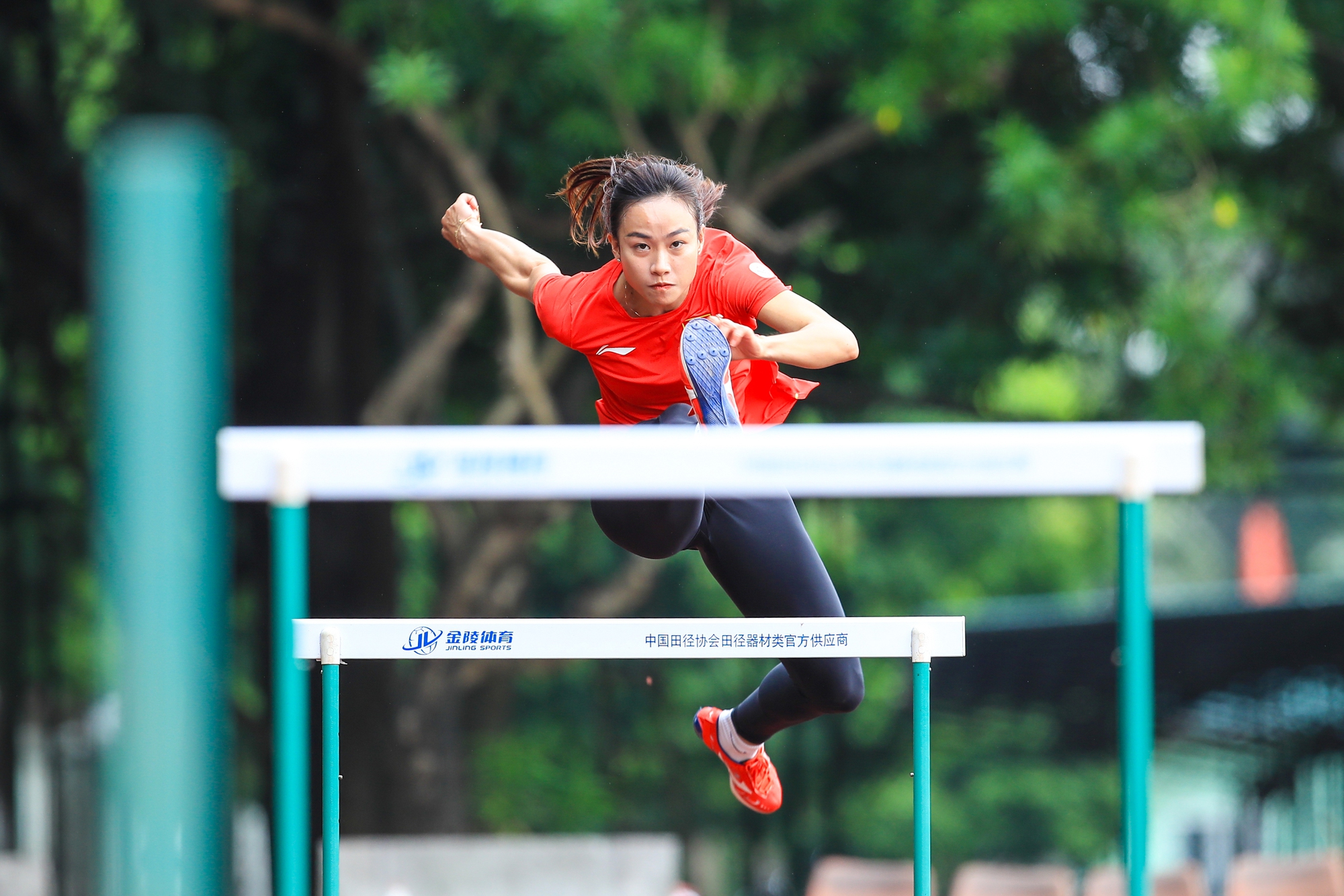 Hotgirl điền kinh khoe cơ bụng 6 m&uacute;i, &ldquo;mướt mồ h&ocirc;i&rdquo; tr&ecirc;n đường đua SEA Games 33- Ảnh 2.