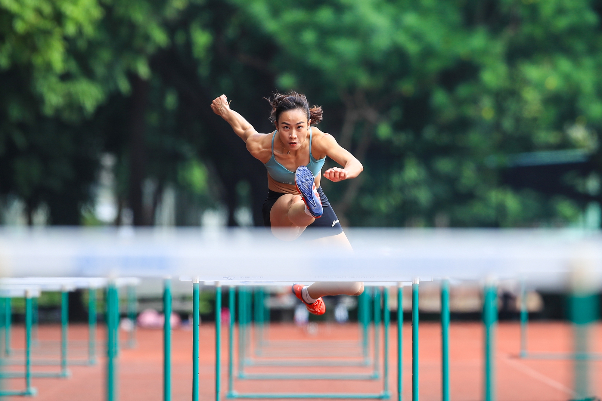 Hotgirl điền kinh khoe cơ bụng 6 m&uacute;i, &ldquo;mướt mồ h&ocirc;i&rdquo; tr&ecirc;n đường đua SEA Games 33- Ảnh 9.