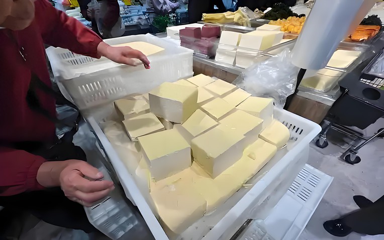 Hãy tránh xa ngay lập tức nếu thấy 3 loại đậu phụ này, đừng mua dù chúng có rẻ đến đâu!- Ảnh 1. Hãy tránh xa ngay lập tức nếu thấy 3 loại đậu phụ này, đừng mua dù chúng có rẻ đến đâu!- Ảnh 1.