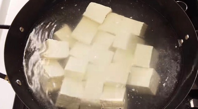 Hãy tránh xa ngay lập tức nếu thấy 3 loại đậu phụ này, đừng mua dù chúng có rẻ đến đâu!- Ảnh 6. Hãy tránh xa ngay lập tức nếu thấy 3 loại đậu phụ này, đừng mua dù chúng có rẻ đến đâu!- Ảnh 6.