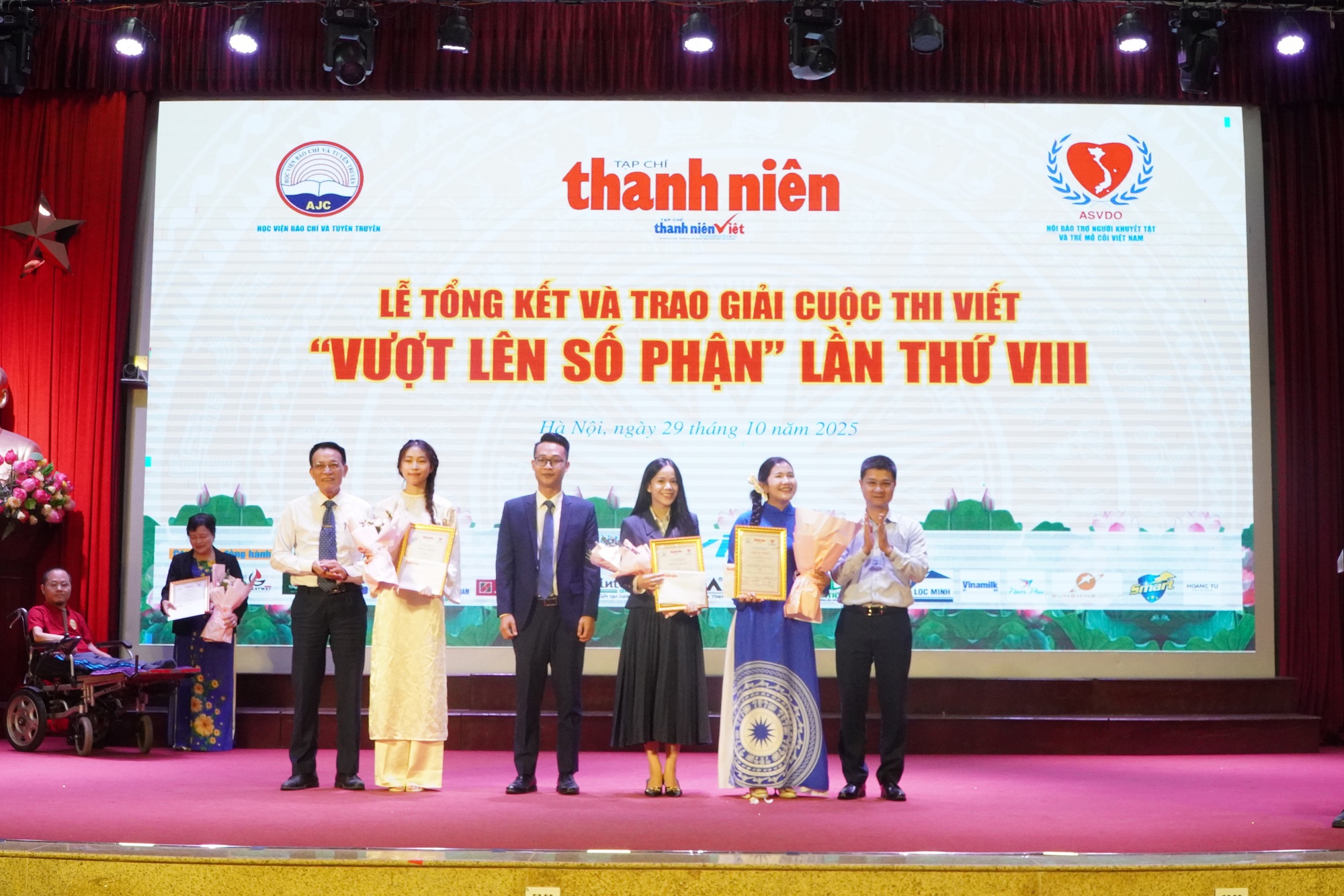 Lễ tổng kết, trao giải cuộc thi viết 'Vượt l&ecirc;n số phận' lần VIII- Ảnh 4.