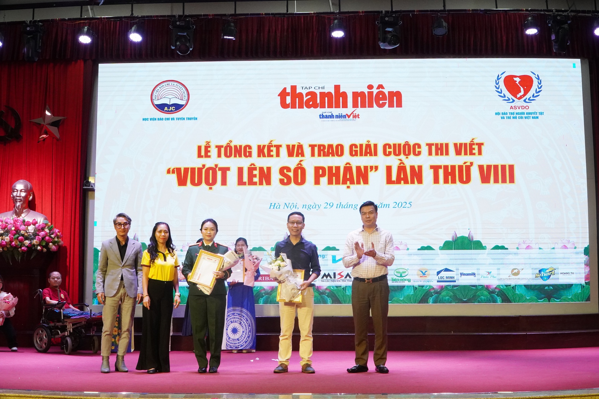 Lễ tổng kết, trao giải cuộc thi viết 'Vượt l&ecirc;n số phận' lần VIII- Ảnh 3.