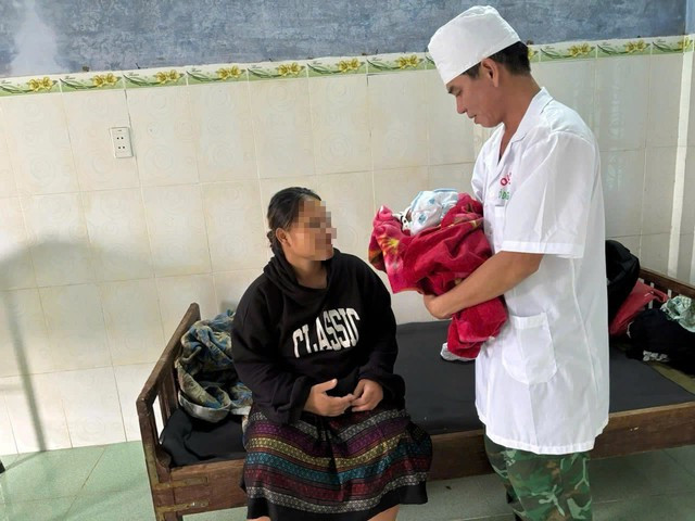 Quảng Trị: Bộ đội biên phòng đỡ đẻ thành công cho sản phụ vùng cao giữa mưa lũ- Ảnh 1. Quảng Trị: Bộ đội biên phòng đỡ đẻ thành công cho sản phụ vùng cao giữa mưa lũ- Ảnh 1.