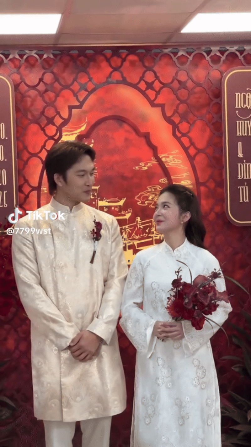 Lễ ăn hỏi Đình Tú - Ngọc Huyền: Cô dâu chú rể lộ diện quá đẹp đôi!- Ảnh 1. Lễ ăn hỏi Đình Tú - Ngọc Huyền: Cô dâu chú rể lộ diện quá đẹp đôi!- Ảnh 1.