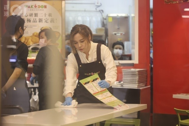 Mỹ nhân showbiz tháo chạy khỏi bạn trai giám đốc, giờ đi rửa chén làm phục vụ kiếm sống- Ảnh 5. Mỹ nhân showbiz tháo chạy khỏi bạn trai giám đốc, giờ đi rửa chén làm phục vụ kiếm sống- Ảnh 5.