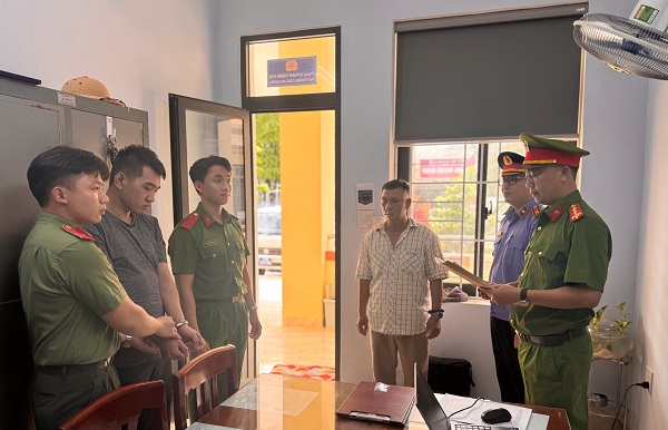 Thi h&agrave;nh lệnh bắt tạm giam Nguyễn Anh Duy sau vụ ph&oacute;ng hỏa kinh ho&agrave;ng tại tiệm spa- Ảnh 1.