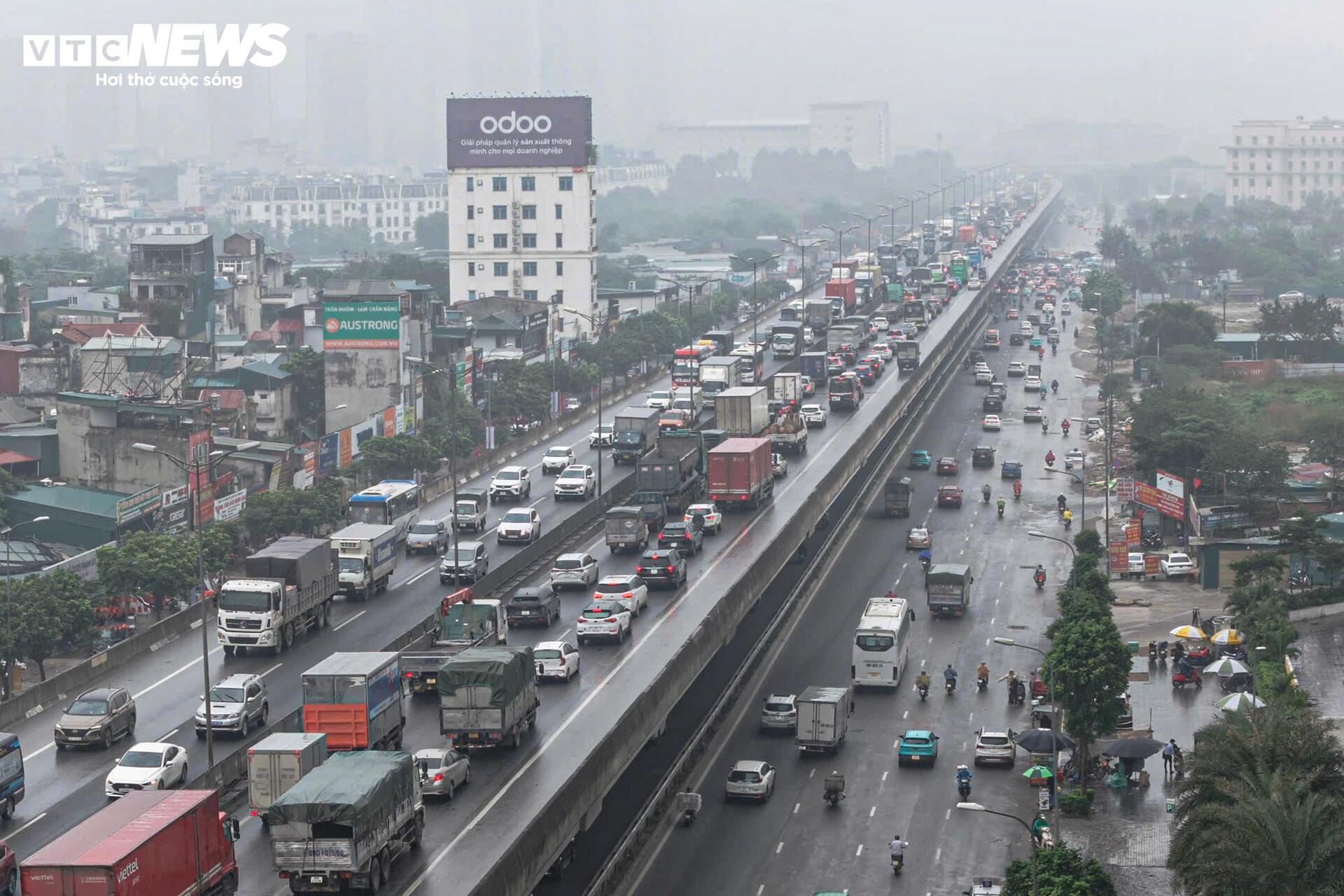 Hà Nội mịt mờ trong mưa lạnh, đường phố ùn tắc đến gần trưa- Ảnh 11.