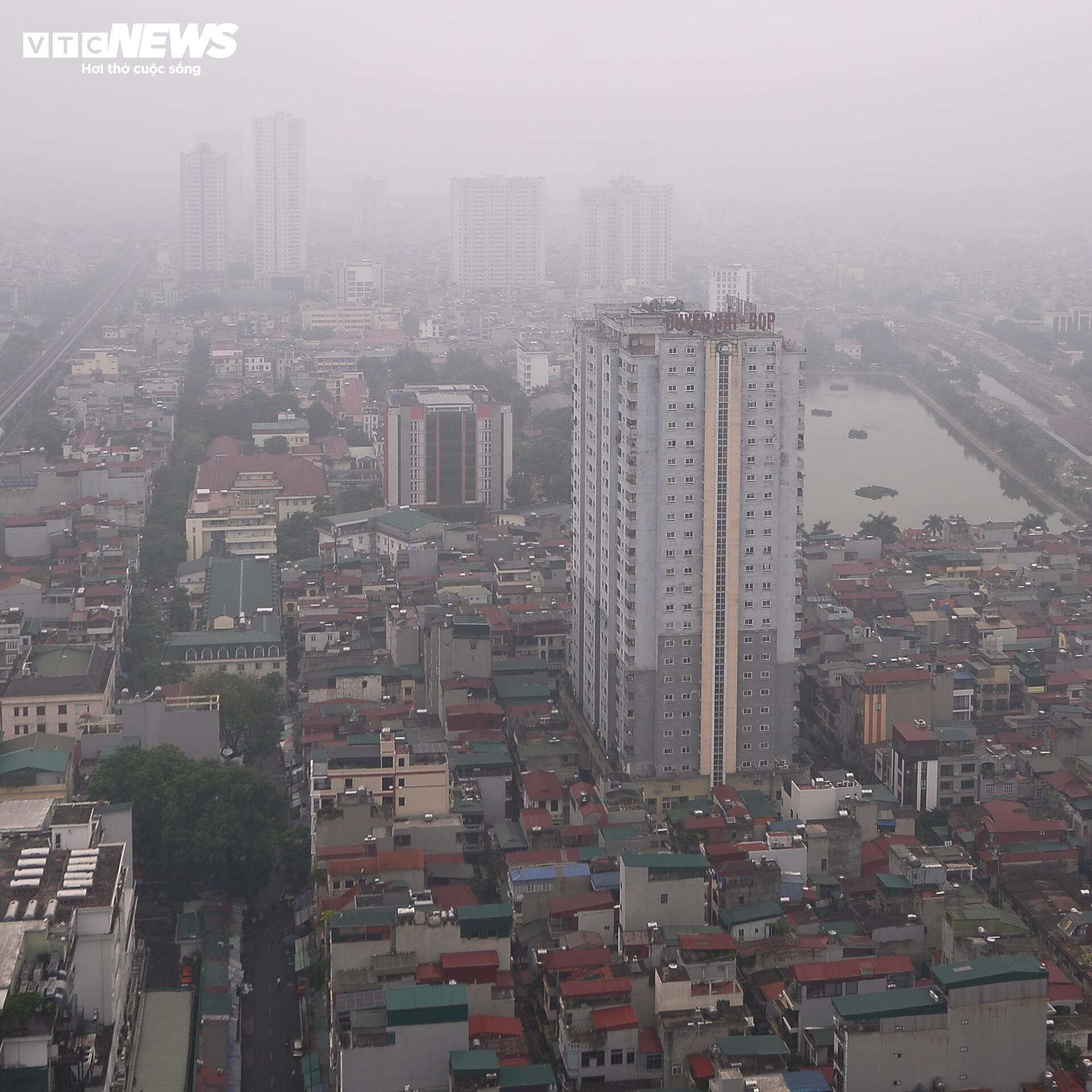 Hà Nội mịt mờ trong mưa lạnh, đường phố ùn tắc đến gần trưa- Ảnh 4.