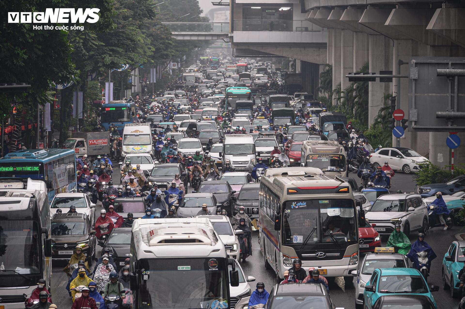 Hà Nội mịt mờ trong mưa lạnh, đường phố ùn tắc đến gần trưa- Ảnh 7.