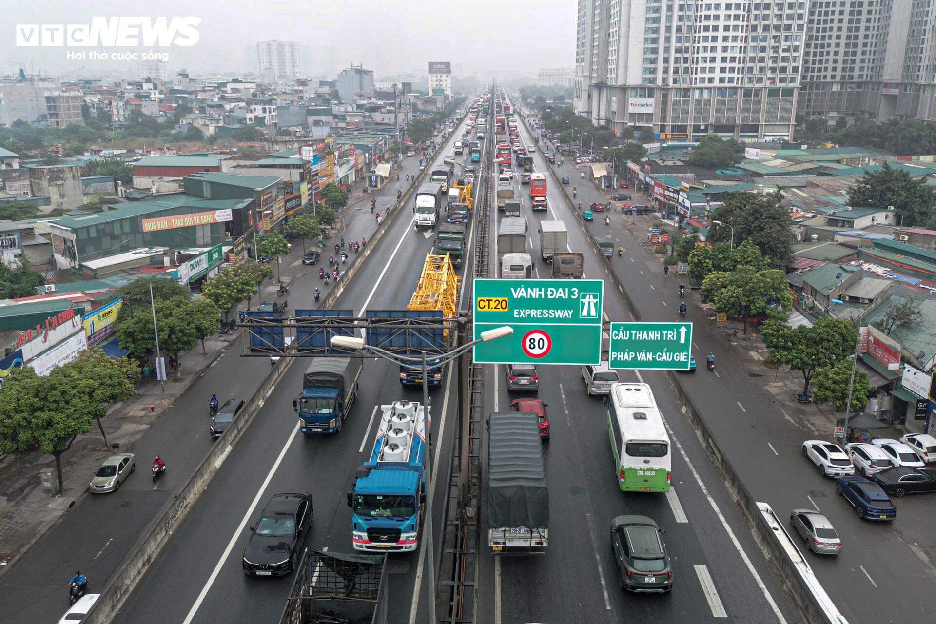 Hà Nội mịt mờ trong mưa lạnh, đường phố ùn tắc đến gần trưa- Ảnh 10.
