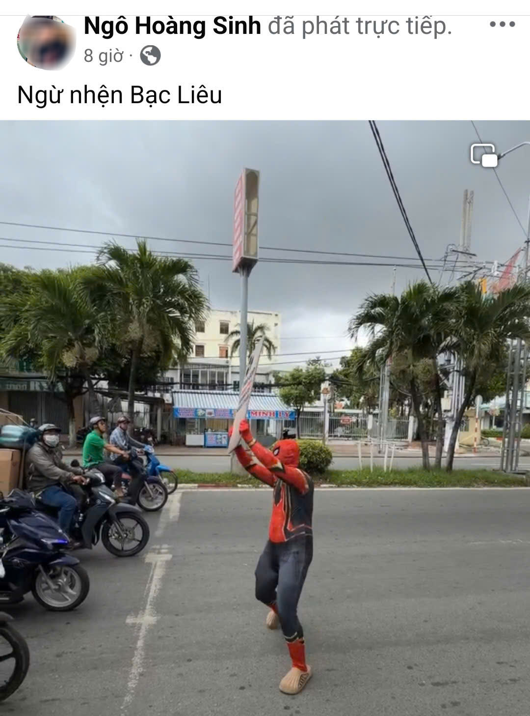 "Người nhện" quảng cáo lố lăng giữa đường ở Cà Mau bị xem xét xử lý hành vi gì?- Ảnh 1. "Người nhện" quảng cáo lố lăng giữa đường ở Cà Mau bị xem xét xử lý hành vi gì?- Ảnh 1.