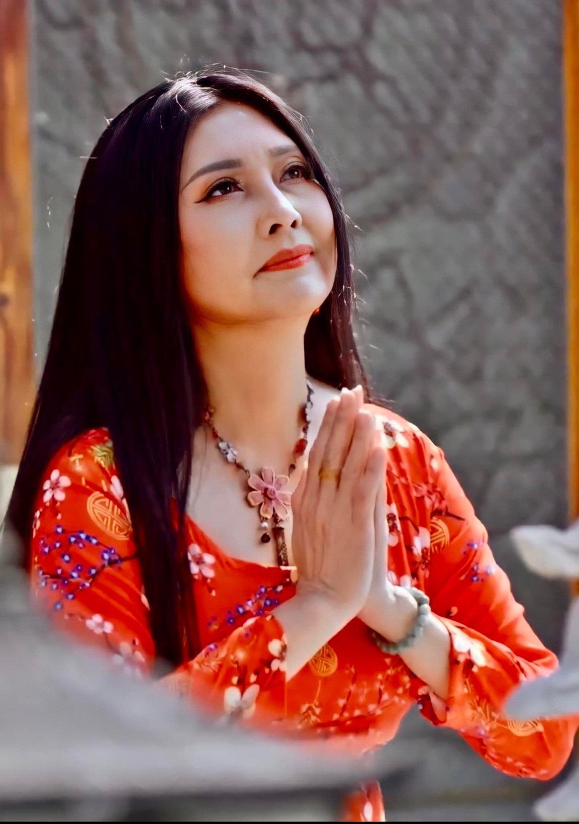 Nữ ca sĩ cực khổ xứ người, ngày làm 10 tiếng, ngủ 3 tiếng: "Hãy cho tôi được sung sướng"- Ảnh 2. Nữ ca sĩ cực khổ xứ người, ngày làm 10 tiếng, ngủ 3 tiếng: "Hãy cho tôi được sung sướng"- Ảnh 2.