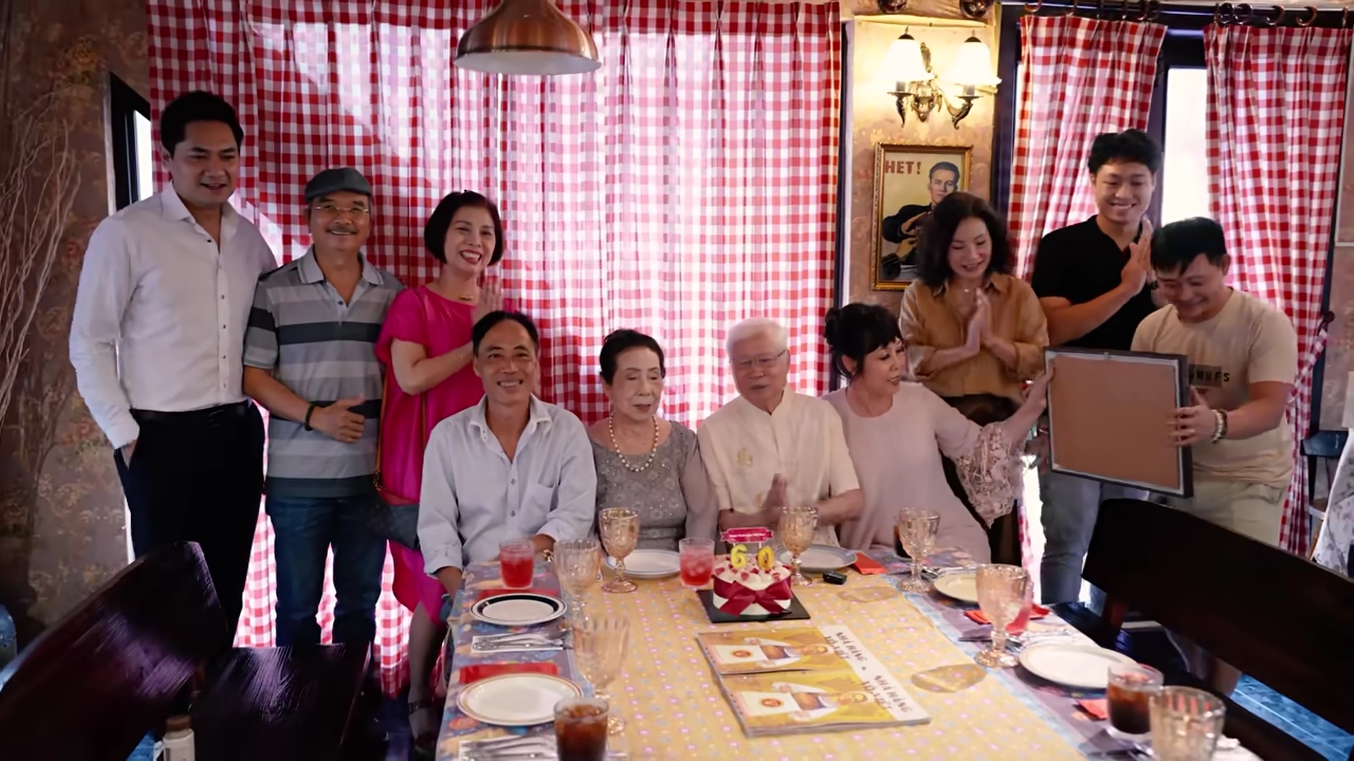 Mẹ NSND Hồng Vân xúc động: "Bố mẹ cảm ơn con rể Tuấn Anh"- Ảnh 3. Mẹ NSND Hồng Vân xúc động: "Bố mẹ cảm ơn con rể Tuấn Anh"- Ảnh 3.