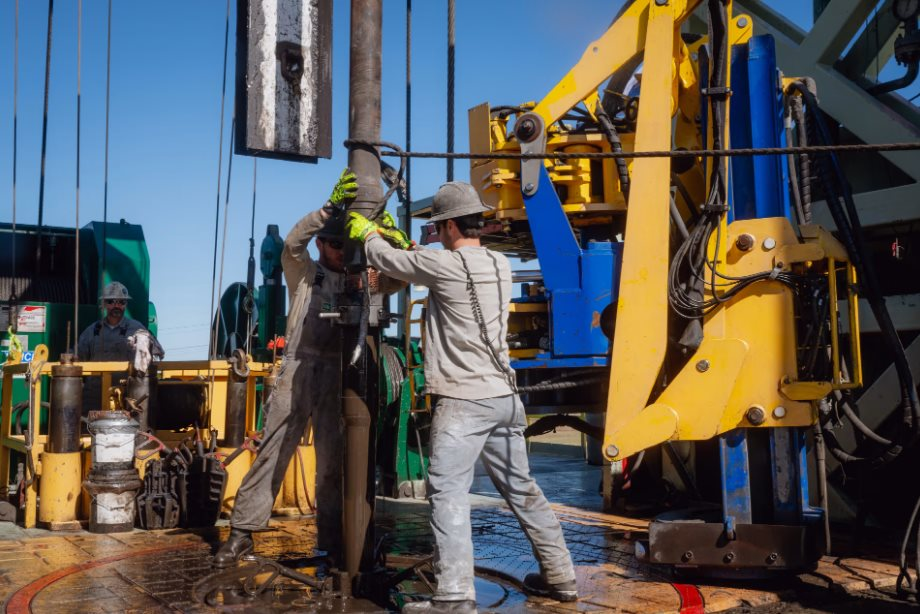 Khoan Thủng 5.800 Mét Đất Đá, Khí Phun Lên Ngùn Ngụt, Kho Báu ‘Nóng Bỏng Tay’ Trị Giá Tới 100 Tỷ Usd Lộ Diện, Trải Dài Hàng Trăm Km- Ảnh 1. Khoan Thủng 5.800 Mét Đất Đá, Khí Phun Lên Ngùn Ngụt, Kho Báu ‘Nóng Bỏng Tay’ Trị Giá Tới 100 Tỷ Usd Lộ Diện, Trải Dài Hàng Trăm Km- Ảnh 1.