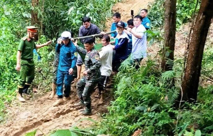 Băng rừng, khiêng thai phụ vượt quãng đường sạt lở đi cấp cứu- Ảnh 1. Băng rừng, khiêng thai phụ vượt quãng đường sạt lở đi cấp cứu- Ảnh 1.