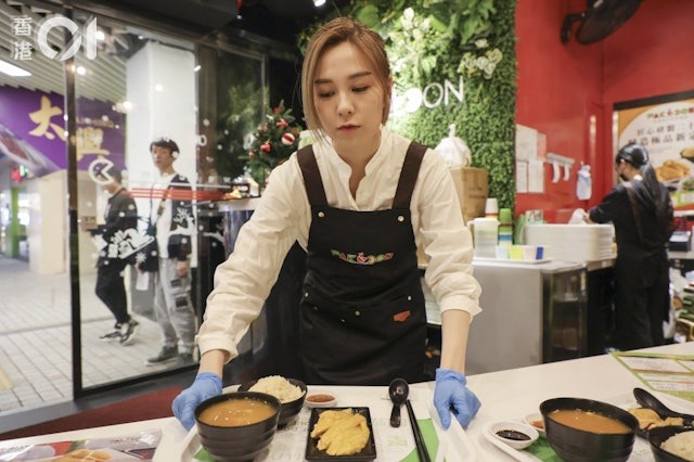 Mỹ nhân showbiz tháo chạy khỏi bạn trai giám đốc, giờ đi rửa chén làm phục vụ kiếm sống- Ảnh 4. Mỹ nhân showbiz tháo chạy khỏi bạn trai giám đốc, giờ đi rửa chén làm phục vụ kiếm sống- Ảnh 4.