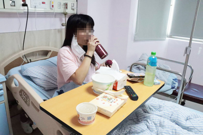 Nữ sinh bị viêm bể thận, sốt cao 40 độ vì thói quen nhiều người mắc khi đi vệ sinh- Ảnh 1. Nữ sinh bị viêm bể thận, sốt cao 40 độ vì thói quen nhiều người mắc khi đi vệ sinh- Ảnh 1.