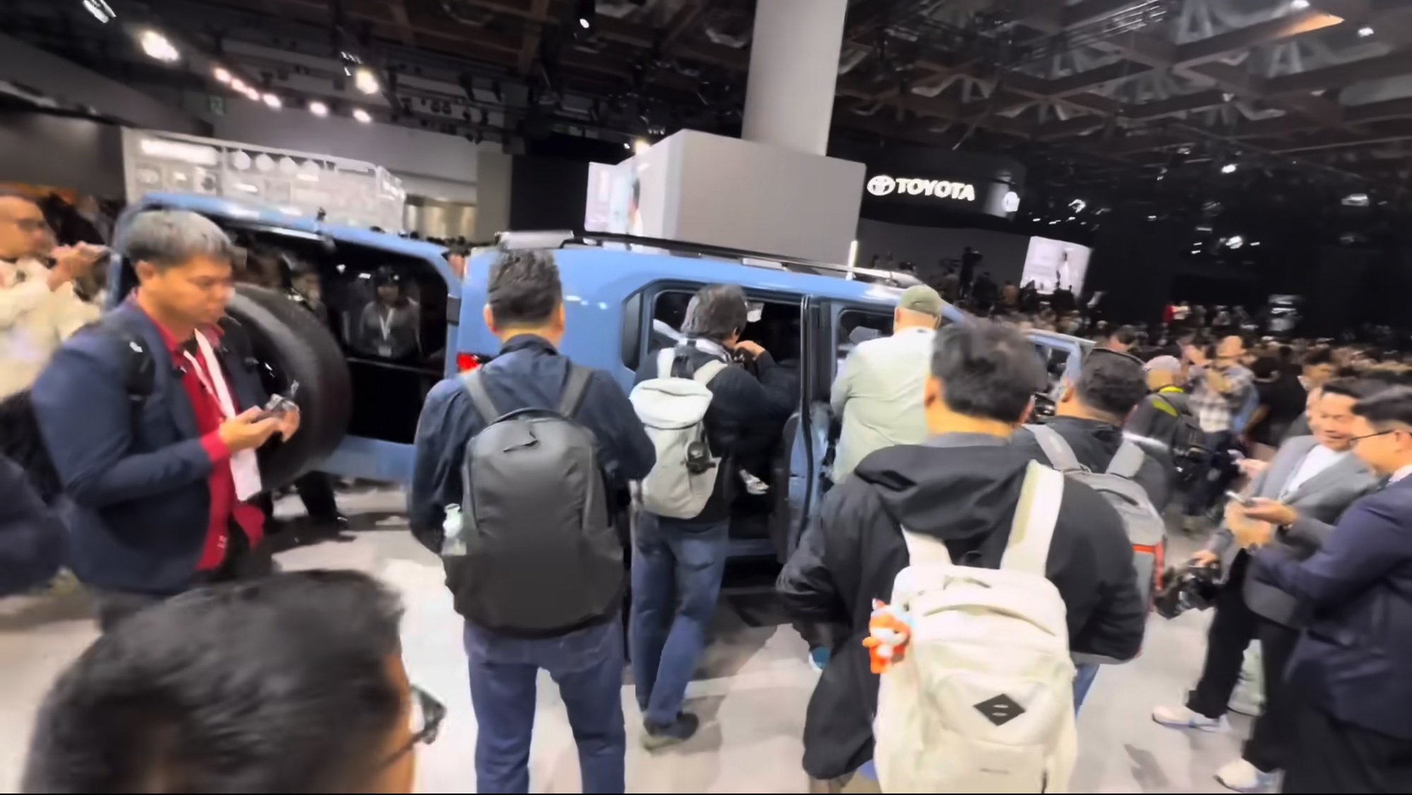 Cận cảnh Toyota Land Cruiser FJ tại Nhật Bản: Nhiều người chê 'ruột Fortuner' nhưng thực tế chứng minh điều ngược lại- Ảnh 4.