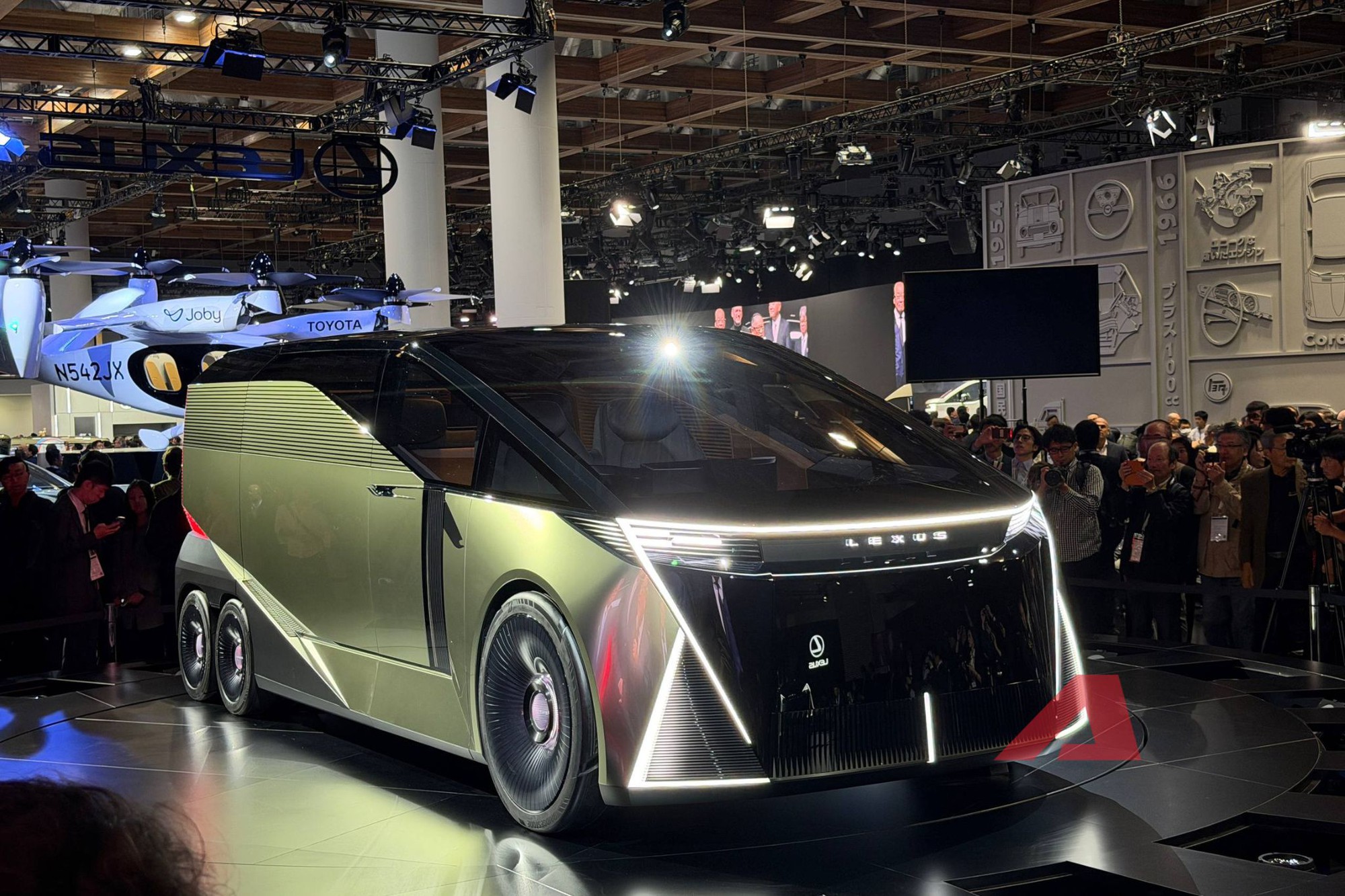 Nhìn tận mắt Lexus LS concept hoàn toàn mới: Từ sedan thành MPV 6 bánh 'cực dị' khi 4 bánh sau nhỏ hơn 2 bánh trước- Ảnh 2.