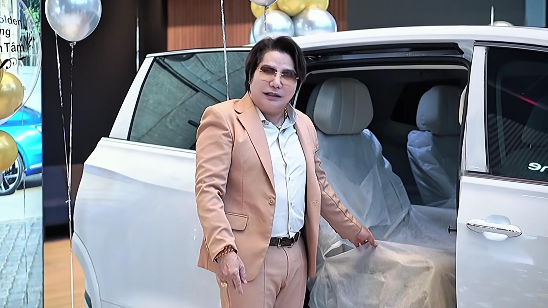 Nam nghệ sĩ từ Mỹ về tậu xe sang đắt tiền- Ảnh 1. Nam nghệ sĩ từ Mỹ về tậu xe sang đắt tiền- Ảnh 1.