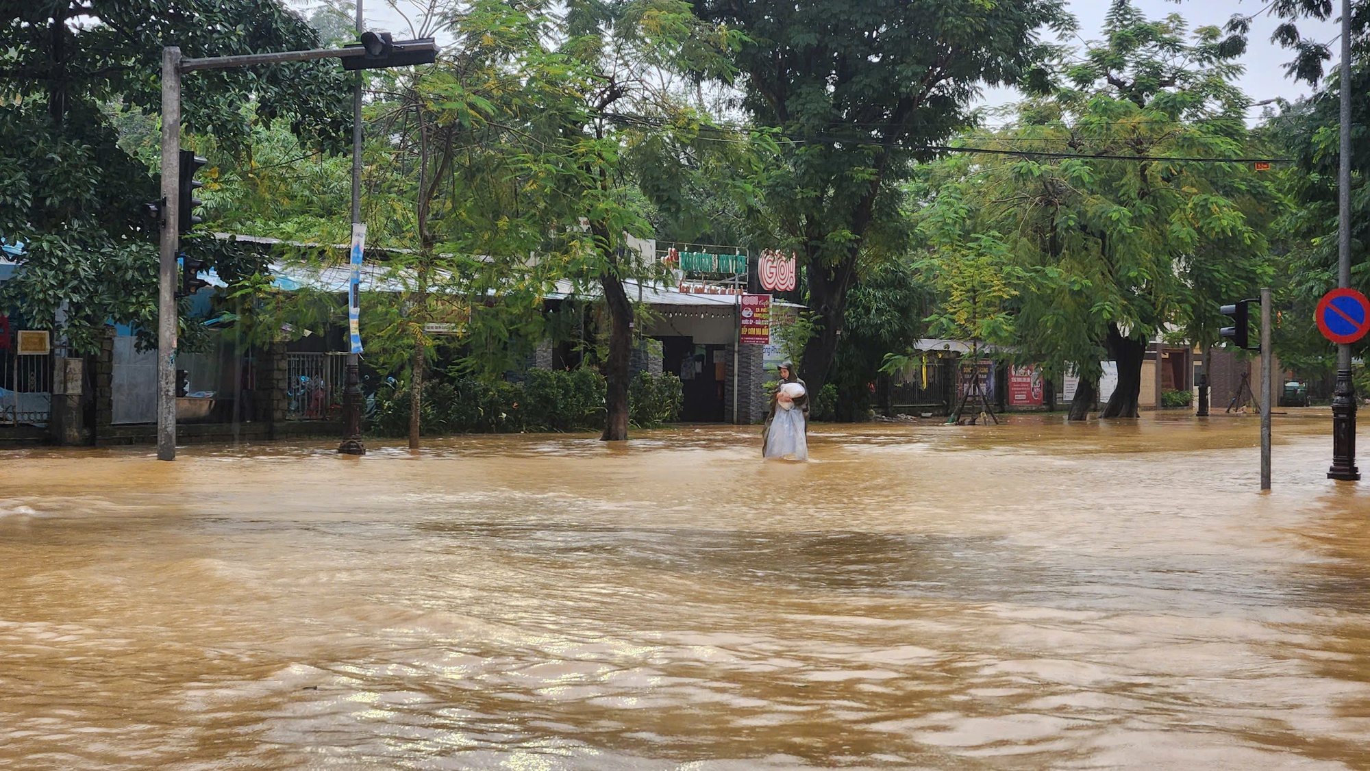 Lũ ở Huế rút mạnh sau lần 2 "đạt đỉnh"- Ảnh 2.