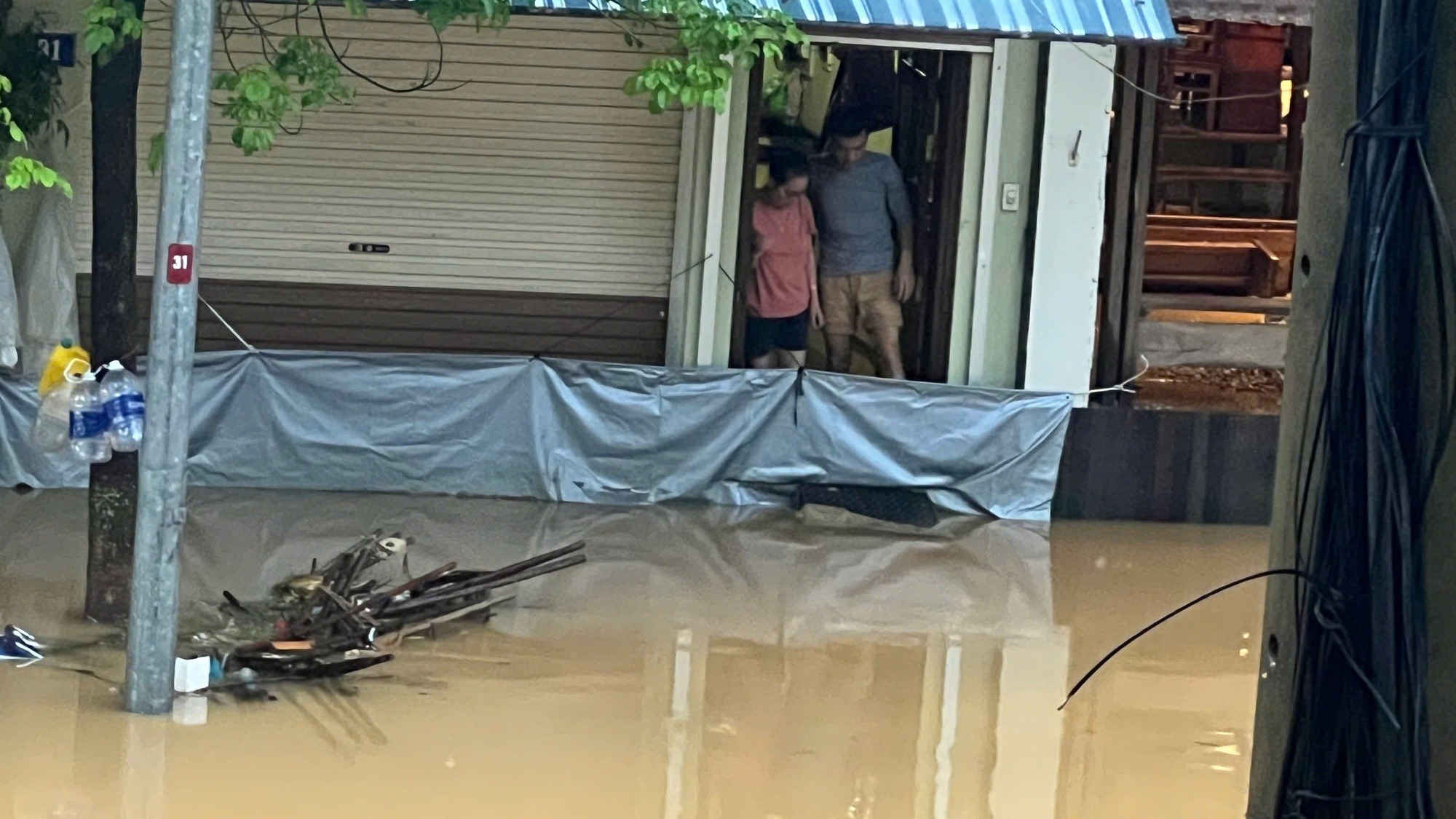 Lũ ở Huế rút mạnh sau lần 2 "đạt đỉnh"- Ảnh 7.