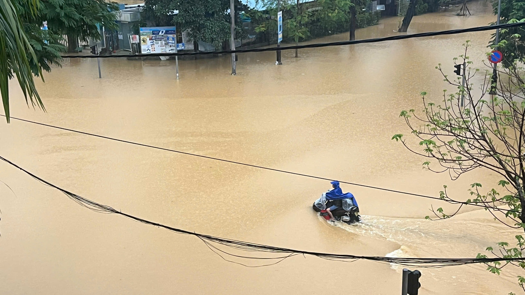 Lũ ở Huế rút mạnh sau lần 2 "đạt đỉnh"- Ảnh 3.