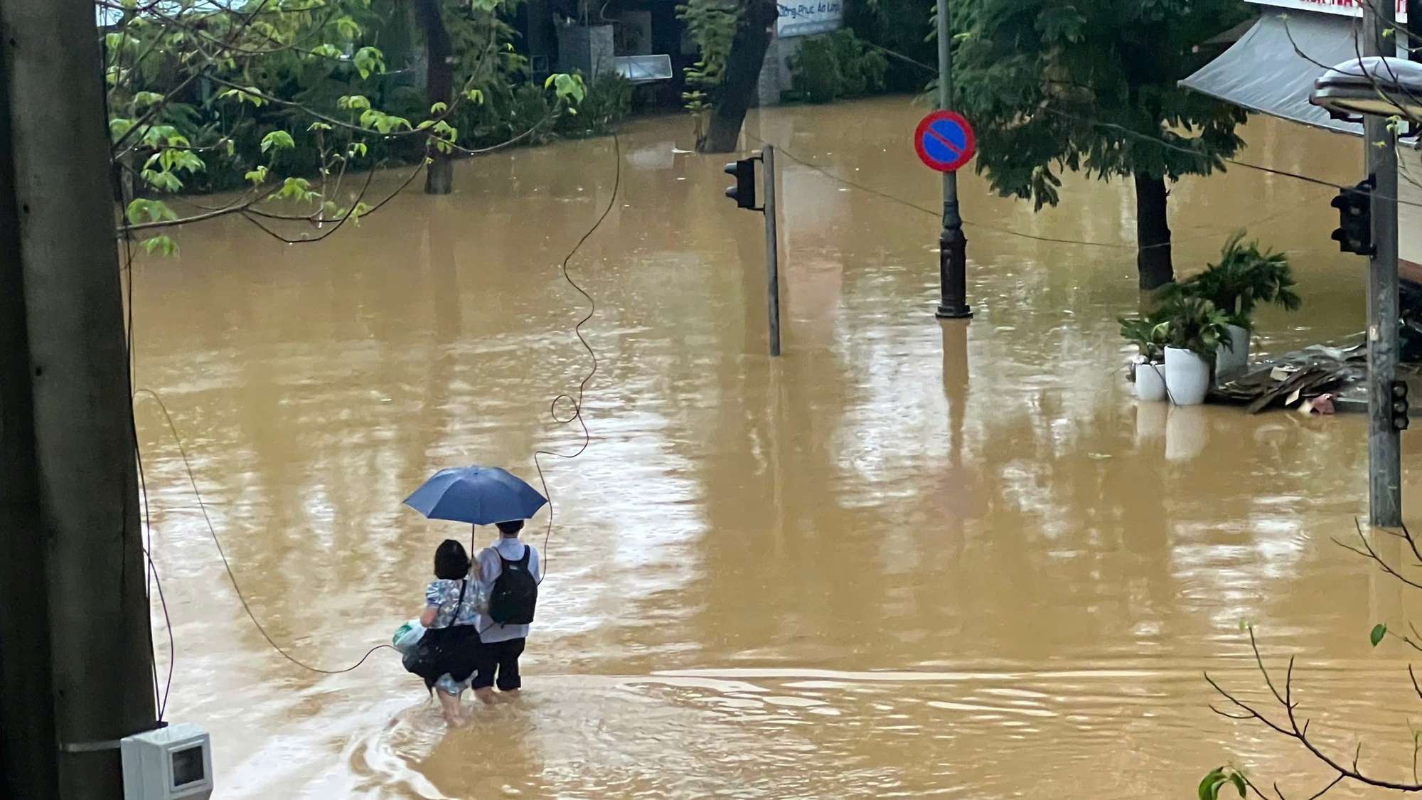 Lũ ở Huế rút mạnh sau lần 2 "đạt đỉnh"- Ảnh 4.