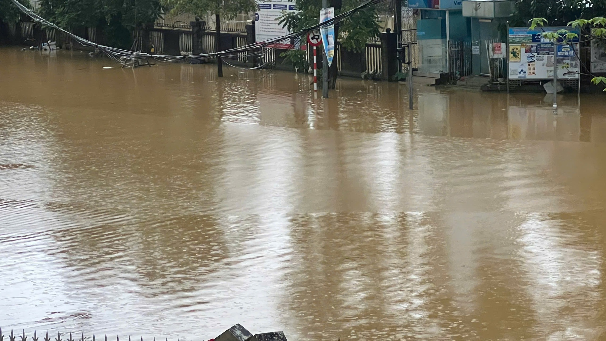 Lũ ở Huế rút mạnh sau lần 2 "đạt đỉnh"- Ảnh 5.