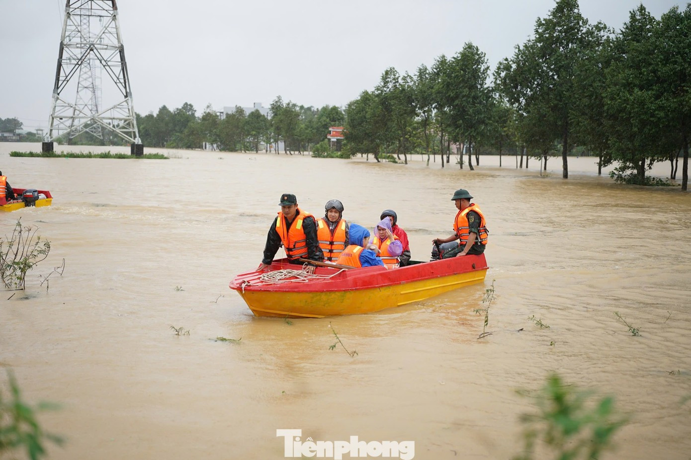 18 người chết, mất tích vì mưa lũ miền Trung, Đà Nẵng thiệt hại nặng nhất- Ảnh 1. 18 người chết, mất tích vì mưa lũ miền Trung, Đà Nẵng thiệt hại nặng nhất- Ảnh 1.