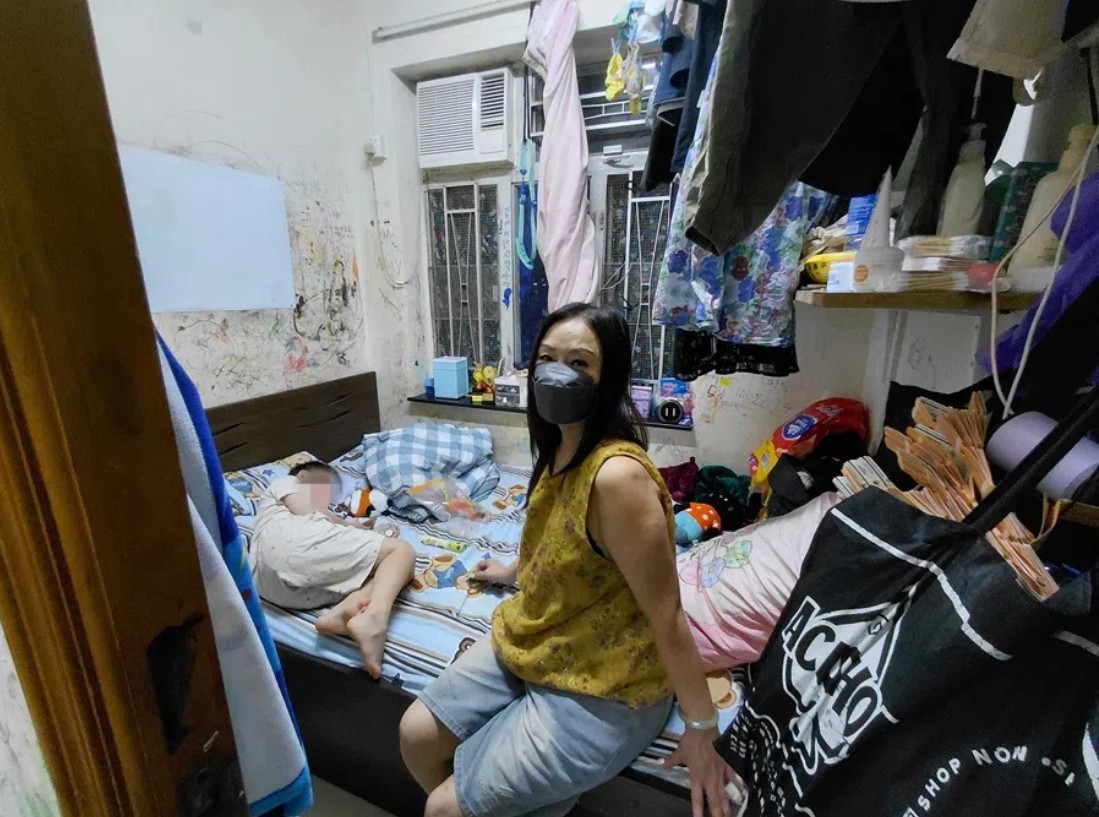 Phía sau ánh đèn đô thị: Thất nghiệp, 4 người chen chúc trong căn nhà 7m2 và nỗi tự ti trong mắt con trẻ- Ảnh 1.