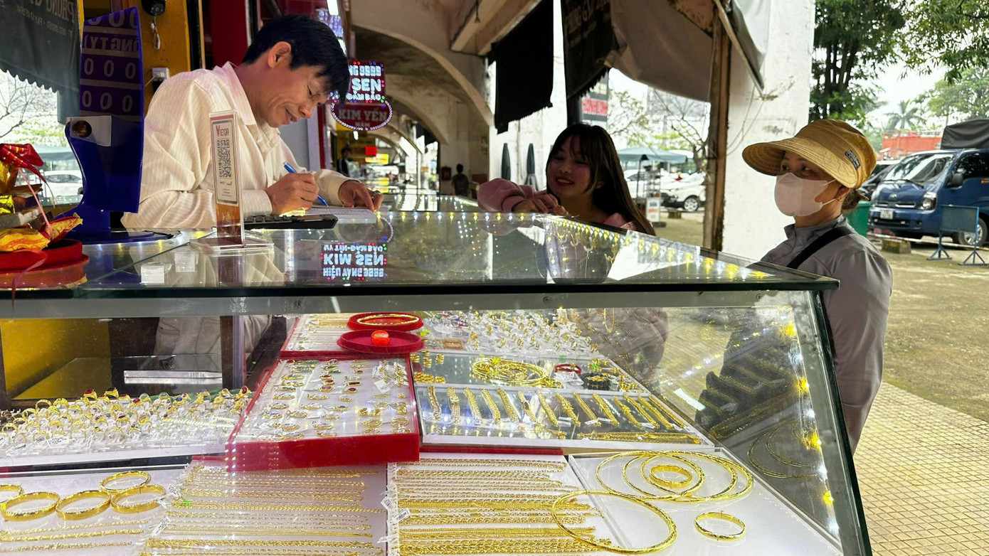 Giá vàng tăng cao, vì sao chưa vội nhập?- Ảnh 1. Giá vàng tăng cao, vì sao chưa vội nhập?- Ảnh 1.