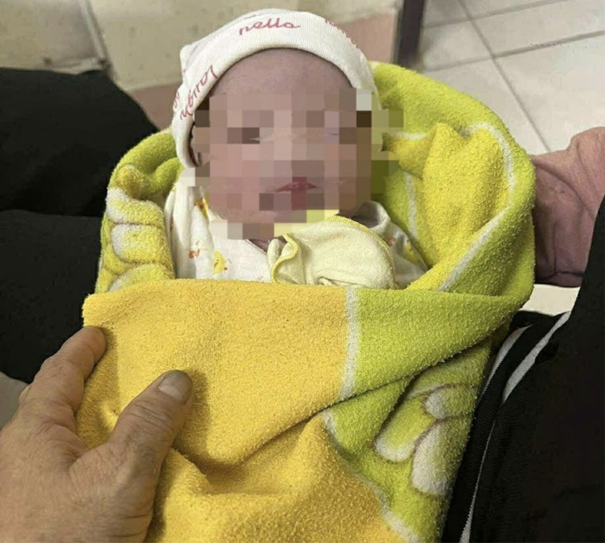 Đưa bé gái sơ sinh bị bỏ rơi trong nhà hoang vào bệnh viện chăm sóc- Ảnh 1. Đưa bé gái sơ sinh bị bỏ rơi trong nhà hoang vào bệnh viện chăm sóc- Ảnh 1.