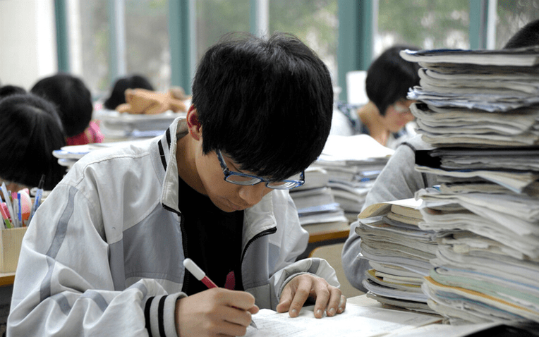 Nam sinh không làm được môn toán, lúc thi văn lại chỉ viết 28 chữ: Kết quả "gây sốc" khi đỗ thẳng vào đại học top đầu- Ảnh 1. Nam sinh không làm được môn toán, lúc thi văn lại chỉ viết 28 chữ: Kết quả "gây sốc" khi đỗ thẳng vào đại học top đầu- Ảnh 1.