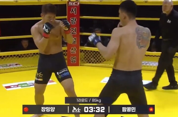 Cao thủ MMA Việt Nam đấm gục võ sĩ Trung Quốc, CĐV nghe tên bỗng giật mình- Ảnh 2. Cao thủ MMA Việt Nam đấm gục võ sĩ Trung Quốc, CĐV nghe tên bỗng giật mình- Ảnh 2.