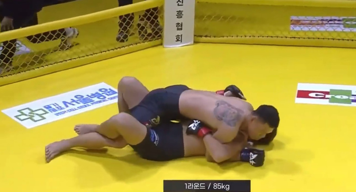 Cao thủ MMA Việt Nam đấm gục võ sĩ Trung Quốc, CĐV nghe tên bỗng giật mình- Ảnh 3. Cao thủ MMA Việt Nam đấm gục võ sĩ Trung Quốc, CĐV nghe tên bỗng giật mình- Ảnh 3.