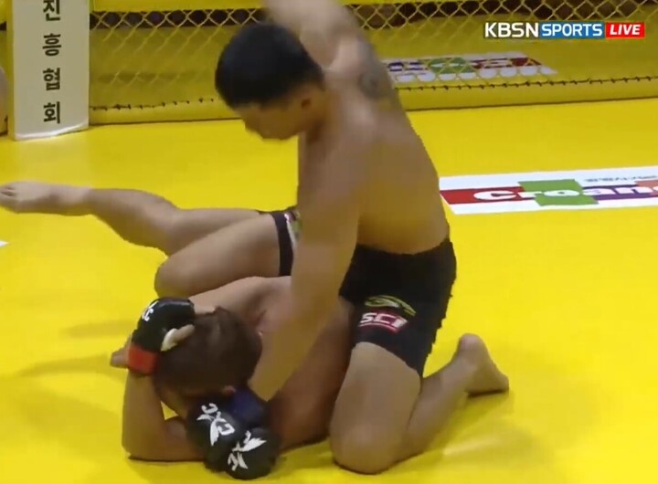 Cao thủ MMA Việt Nam đấm gục võ sĩ Trung Quốc, CĐV nghe tên bỗng giật mình- Ảnh 4. Cao thủ MMA Việt Nam đấm gục võ sĩ Trung Quốc, CĐV nghe tên bỗng giật mình- Ảnh 4.