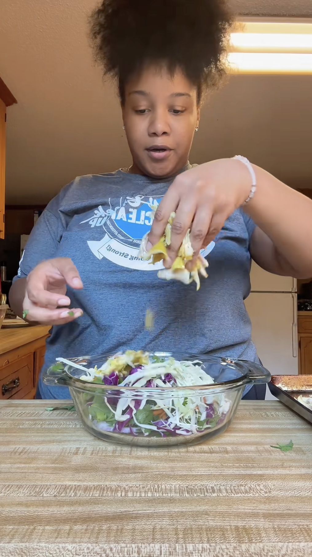 Người Việt “ngả mũ” khi thấy khách Tây tự tay làm món gỏi này dù chưa từng nếm thử- Ảnh 4.