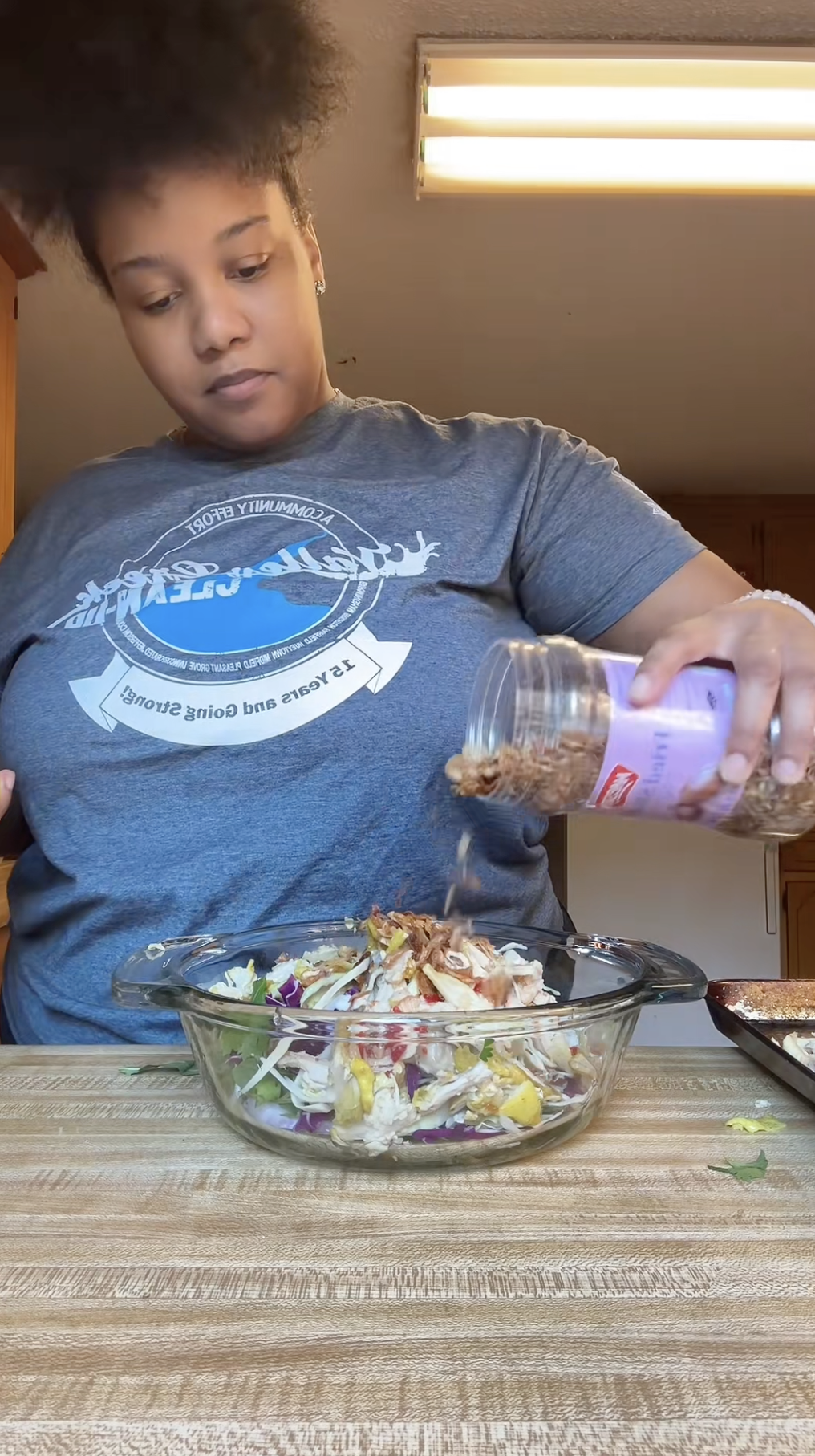 Người Việt “ngả mũ” khi thấy khách Tây tự tay làm món gỏi này dù chưa từng nếm thử- Ảnh 5.