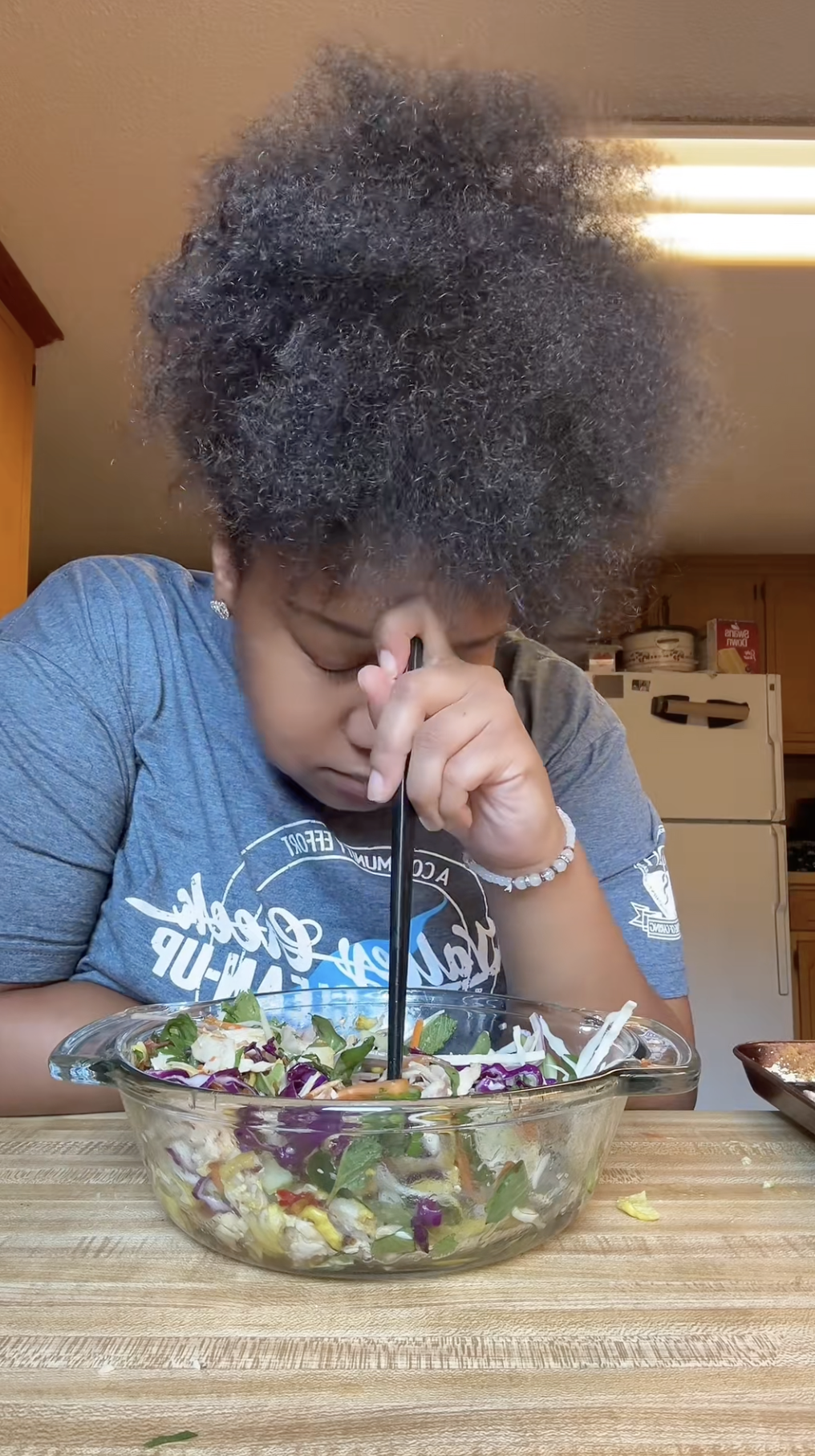 Người Việt “ngả mũ” khi thấy khách Tây tự tay làm món gỏi này dù chưa từng nếm thử- Ảnh 7.