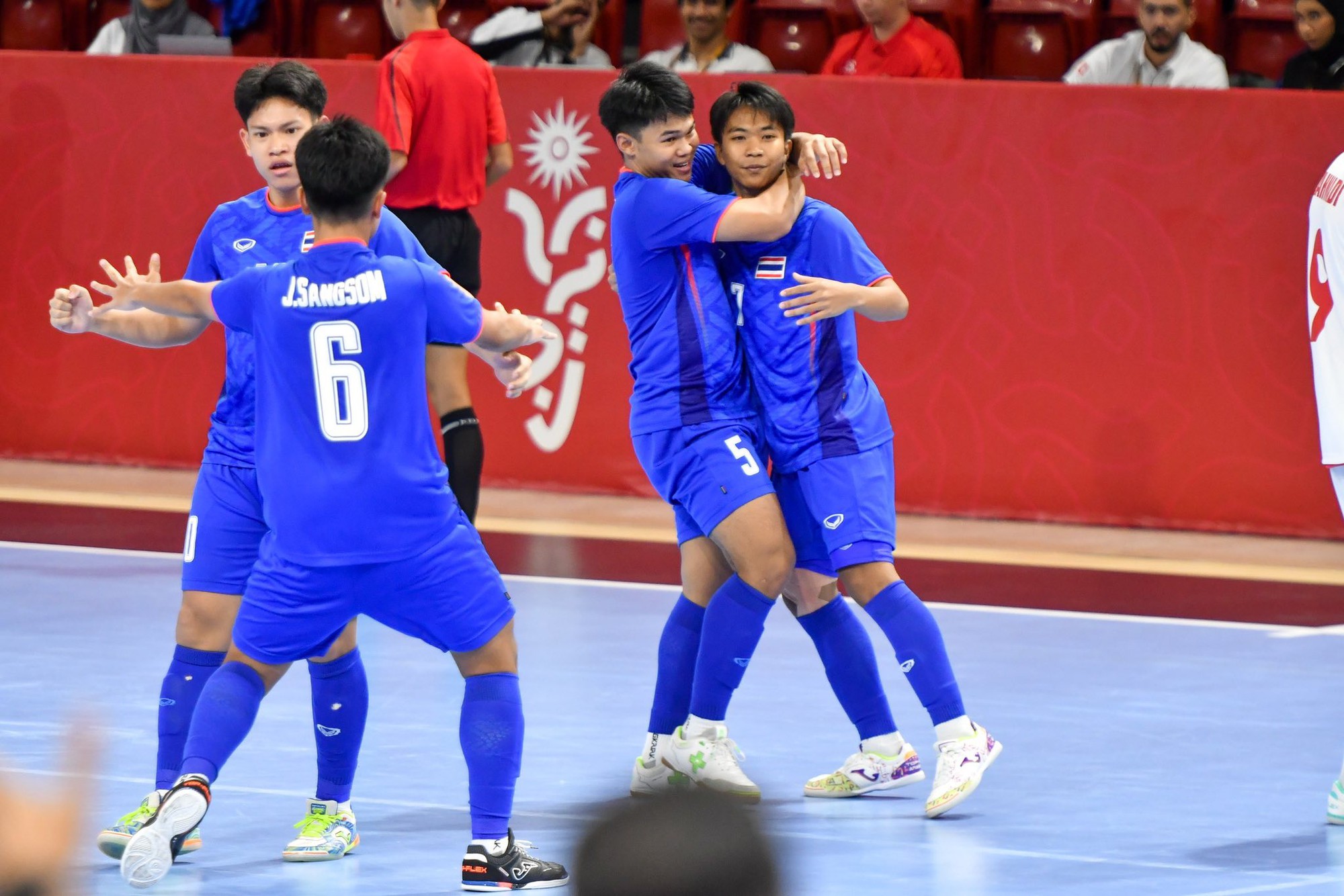 “Đè bẹp” đối thủ trong mưa bàn thắng, tuyển Thái Lan đoạt danh hiệu ở giải châu Á- Ảnh 2. “Đè bẹp” đối thủ trong mưa bàn thắng, tuyển Thái Lan đoạt danh hiệu ở giải châu Á- Ảnh 2.