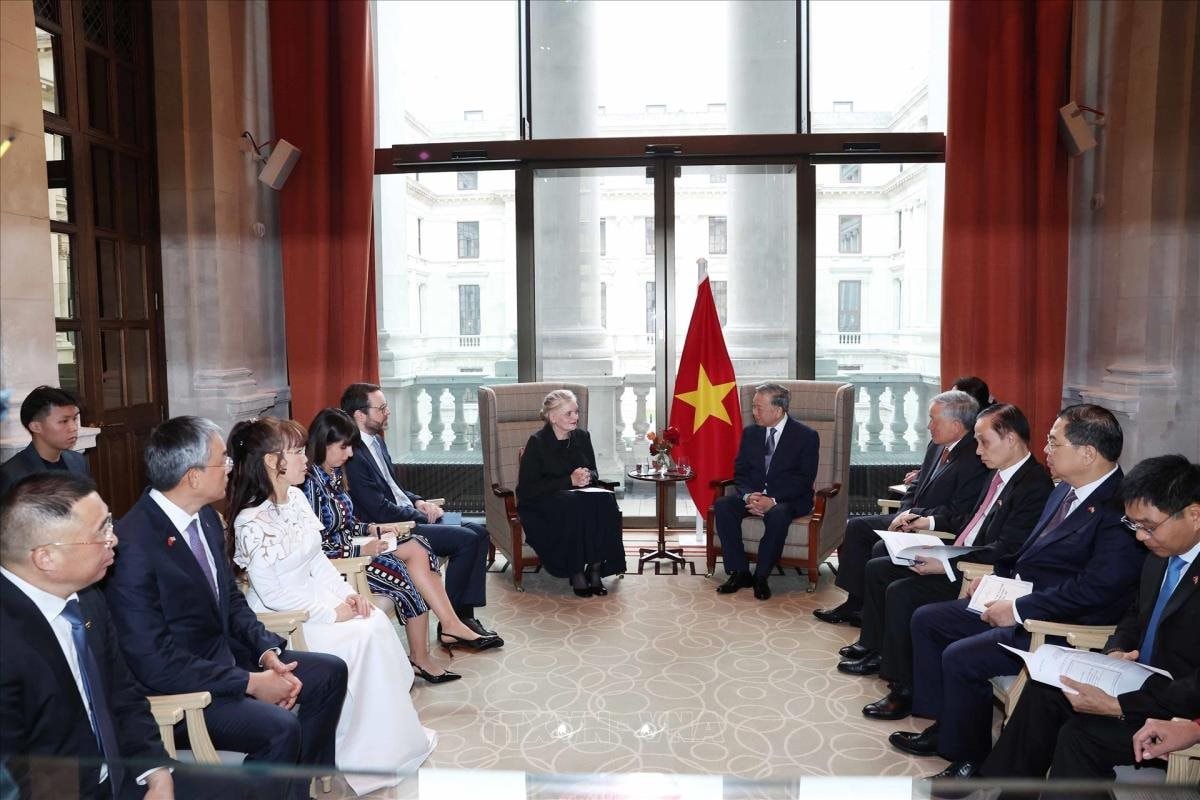 Gặp lãnh đạo Tập đoàn Rolls Royce, Tổng Bí thư đề nghị thiết lập một trung tâm đặc biệt ở Việt Nam - Ảnh 3. Gặp lãnh đạo Tập đoàn Rolls Royce, Tổng Bí thư đề nghị thiết lập một trung tâm đặc biệt ở Việt Nam - Ảnh 3.