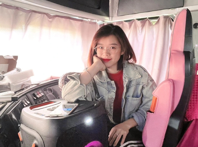 “Mỹ nhân xe tải 30 tấn” và chuyến hành trình đặc biệt cùng Geely Coolray - Ảnh 1. “Mỹ nhân xe tải 30 tấn” và chuyến hành trình đặc biệt cùng Geely Coolray - Ảnh 1.