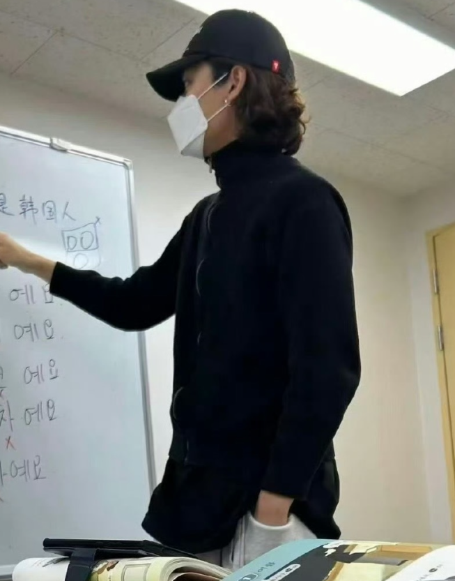 Hàng chục triệu người xem livestream "bóc phốt" nam ca sĩ lấy 600 triệu đồng của fan đưa bạn gái đi đánh bạc- Ảnh 6. Hàng chục triệu người xem livestream "bóc phốt" nam ca sĩ lấy 600 triệu đồng của fan đưa bạn gái đi đánh bạc- Ảnh 6.