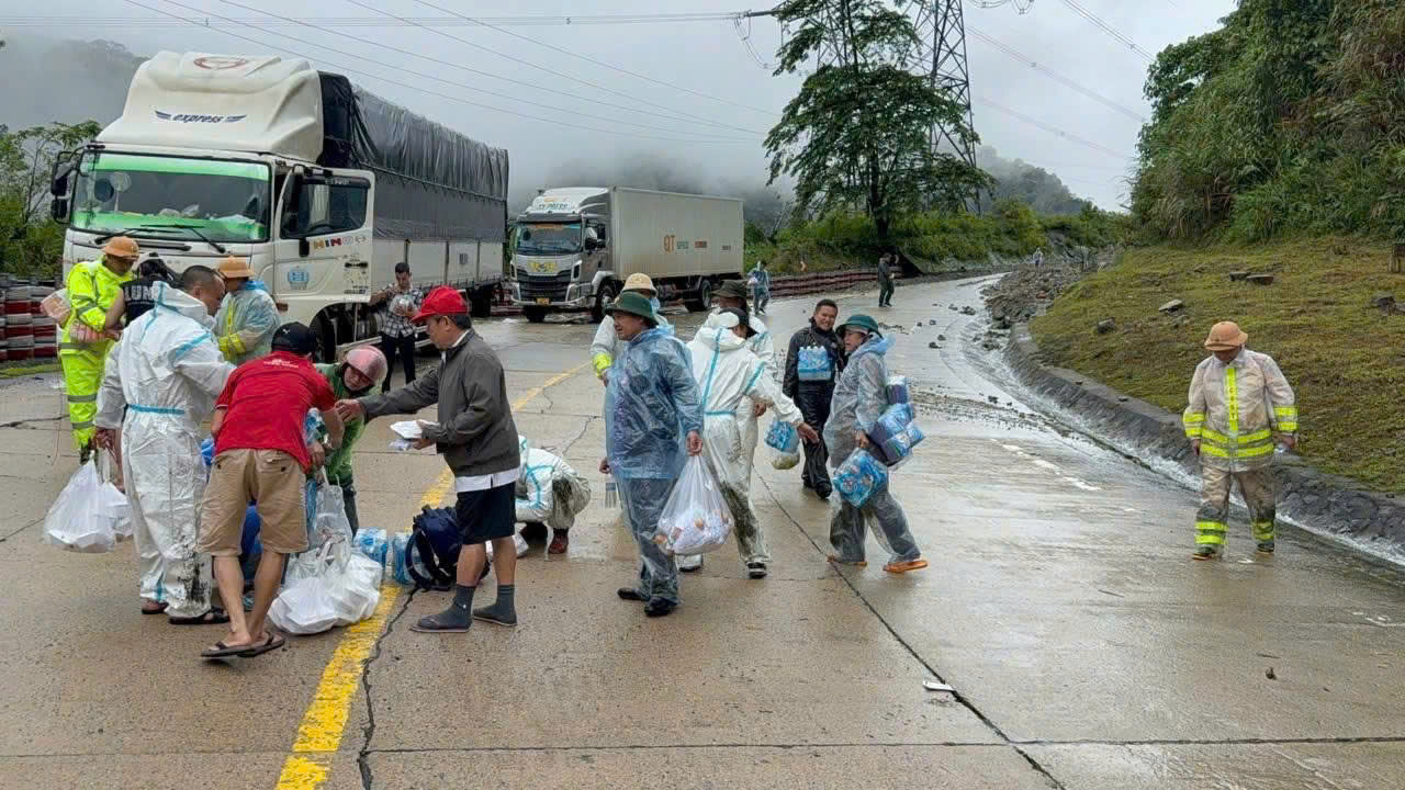 5 ngày mắc kẹt giữa núi rừng đèo Lò Xo của hàng chục tài xế- Ảnh 3. 5 ngày mắc kẹt giữa núi rừng đèo Lò Xo của hàng chục tài xế- Ảnh 3.