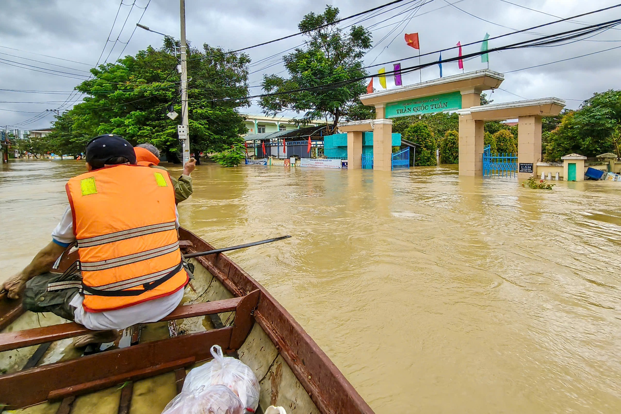 Toàn cảnh Hội An và Đà Nẵng những ngày chìm trong biển nước- Ảnh 7. Toàn cảnh Hội An và Đà Nẵng những ngày chìm trong biển nước- Ảnh 7.