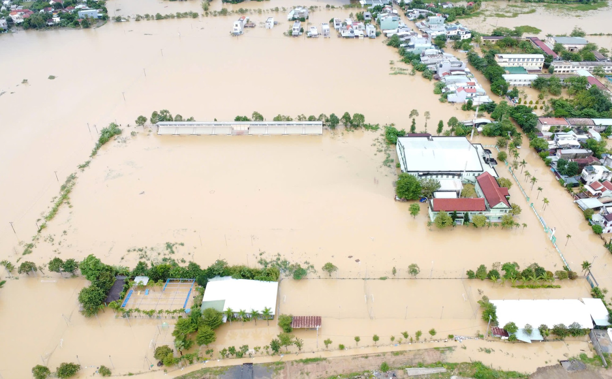 Toàn cảnh Hội An và Đà Nẵng những ngày chìm trong biển nước- Ảnh 10. Toàn cảnh Hội An và Đà Nẵng những ngày chìm trong biển nước- Ảnh 10.