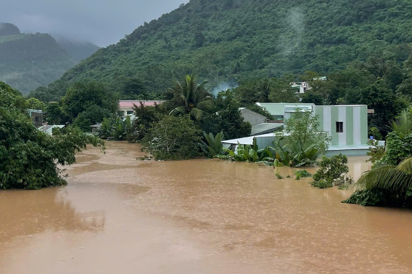 Toàn cảnh Hội An và Đà Nẵng những ngày chìm trong biển nước- Ảnh 19. Toàn cảnh Hội An và Đà Nẵng những ngày chìm trong biển nước- Ảnh 19.