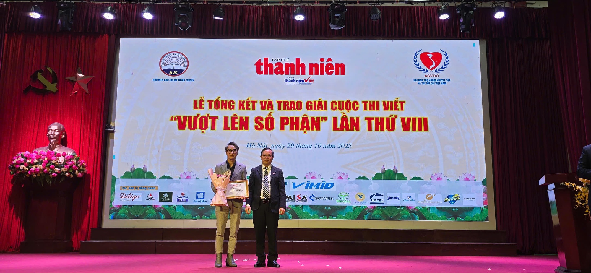 Lễ tổng kết, trao giải cuộc thi viết 'Vượt l&ecirc;n số phận' lần VIII- Ảnh 9.