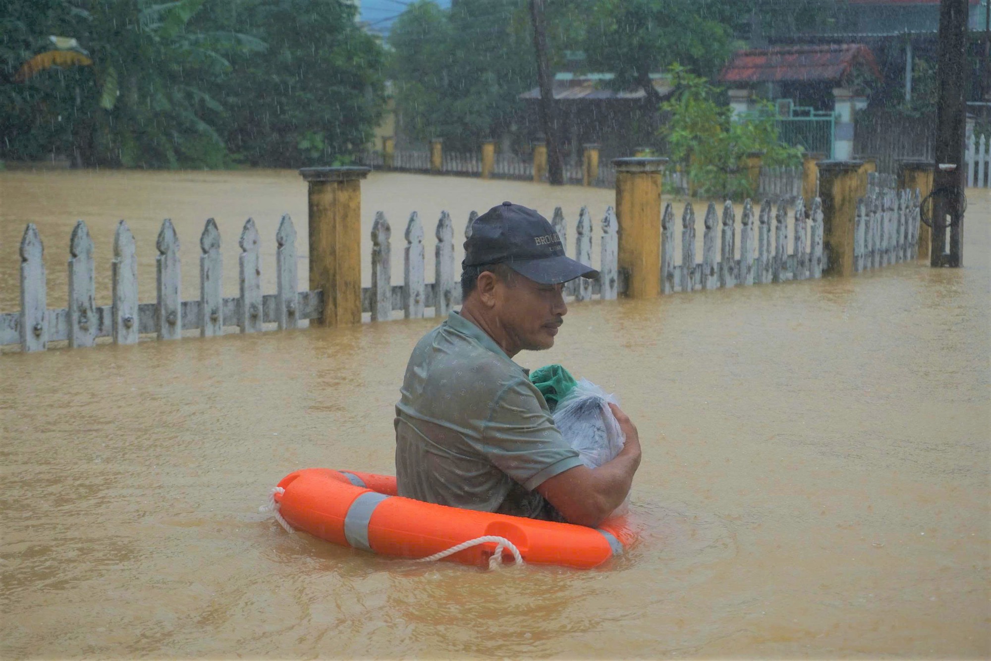 Toàn cảnh Hội An và Đà Nẵng những ngày chìm trong biển nước- Ảnh 17. Toàn cảnh Hội An và Đà Nẵng những ngày chìm trong biển nước- Ảnh 17.